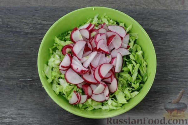 Салат из капусты с редиской и яблоками