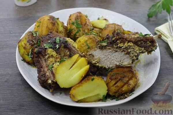 Свиная корейка, запечённая с картофелем