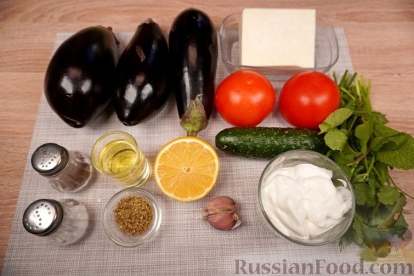 Запечённые баклажаны с помидорами и сыром