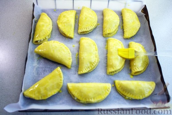 Сочники с творогом и изюмом