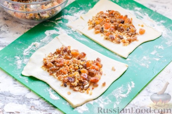 Рулетики из слоёного теста, с сухофруктами и орехами