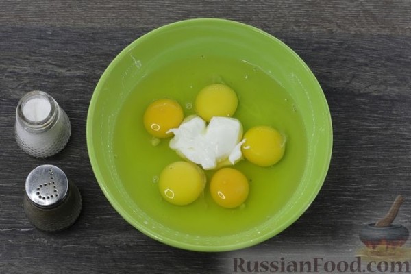Тушёная капуста со шпинатом и яйцами