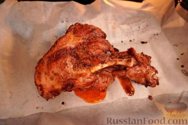 Свиная рулька, тушенная в вине, с медовой глазурью