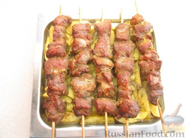 Шашлык из свиной шеи в духовке (с картофелем)