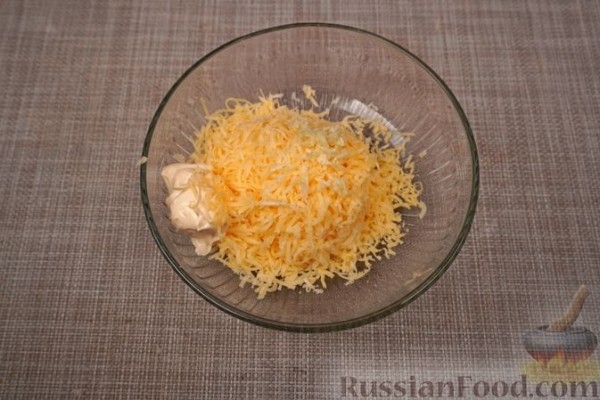 Сосиски, фаршированные сыром, жаренные на сковороде