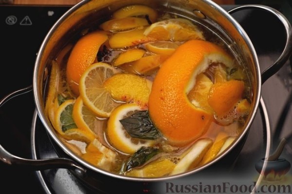 Глинтвейн из белого вина с персиками, апельсинами и лимонами