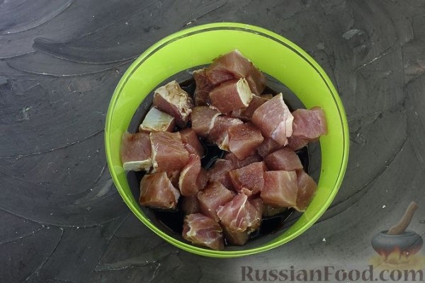 Свинина со стручковой фасолью, зелёным горошком и соевым соусом
