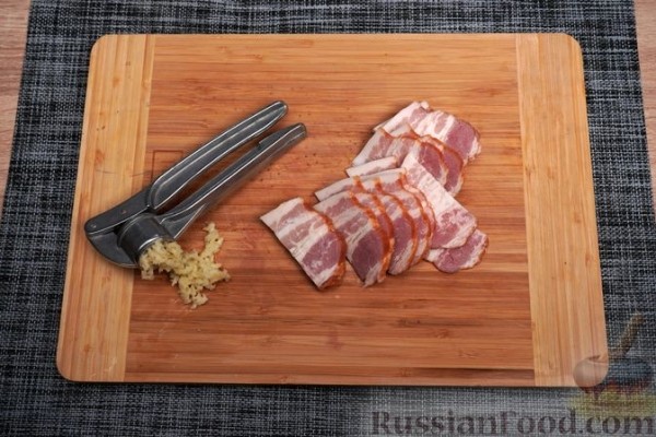 Картошка с копчёным беконом в фольге (на углях)