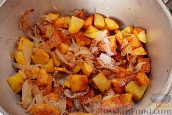 Жареный картофель с луком и нудлями