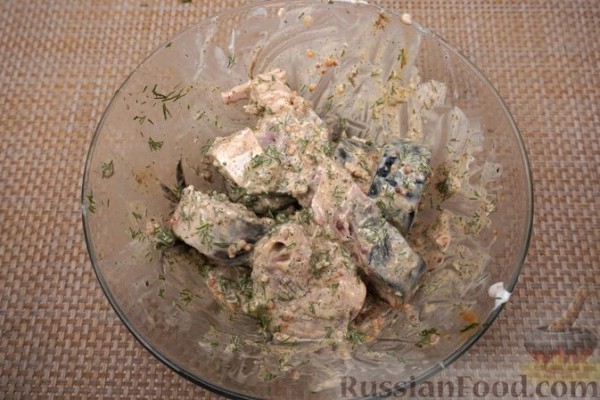 Скумбрия в горчично-сметанном маринаде, запечённая с картофелем