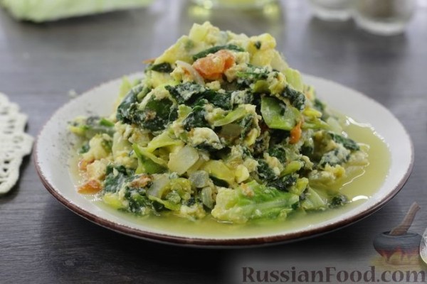 Тушёная капуста со шпинатом и яйцами