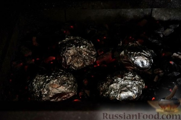 Картошка с копчёным беконом в фольге (на углях)