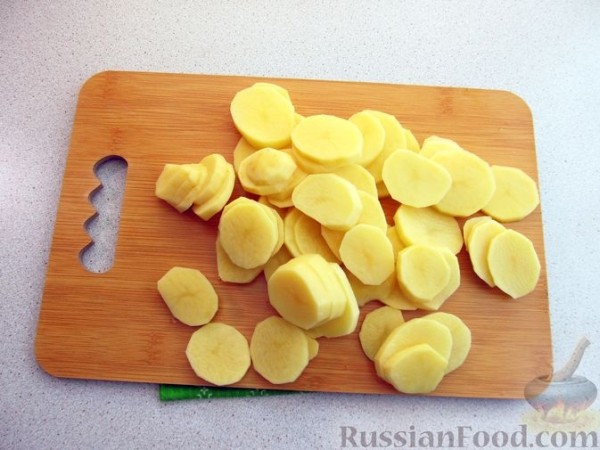 Котлеты, запечённые с картофелем в молочном соусе, с сыром
