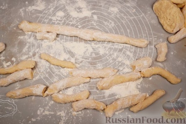 Жареный картофель с луком и нудлями