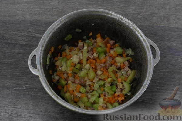Суп с чечевицей, капустой и беконом