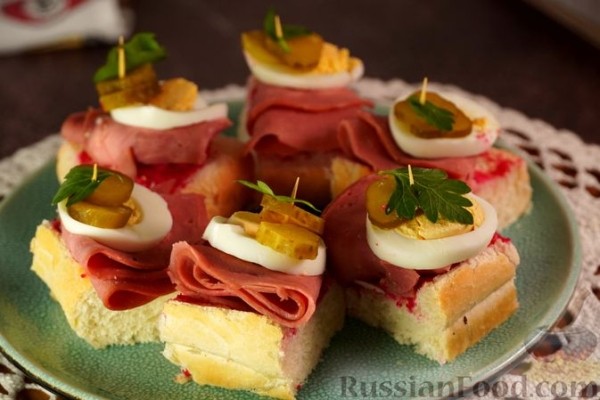 Бутерброды с ветчиной, яйцом и огурцом