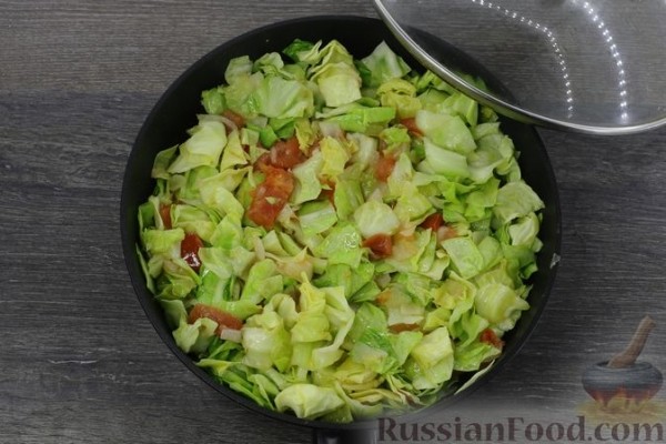 Тушёная капуста со шпинатом и яйцами