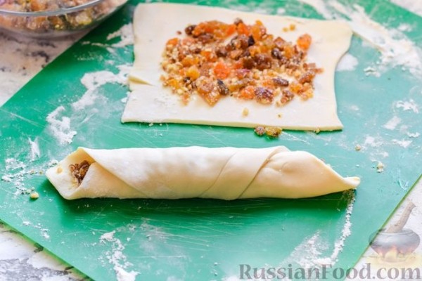 Рулетики из слоёного теста, с сухофруктами и орехами