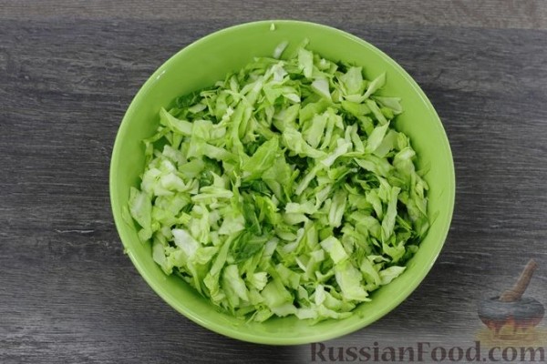 Салат из капусты с редиской и яблоками