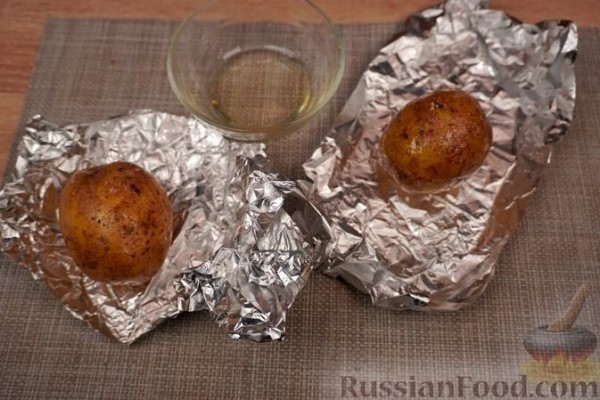 Запечённый картофель, фаршированный ветчиной и сыром