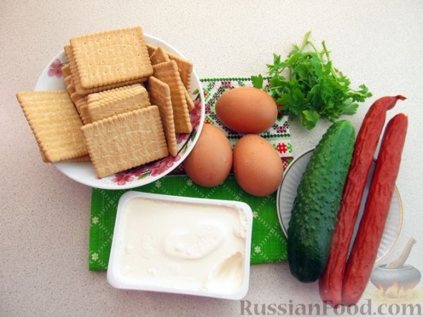 Канапе с огурцами, яйцами и колбасой