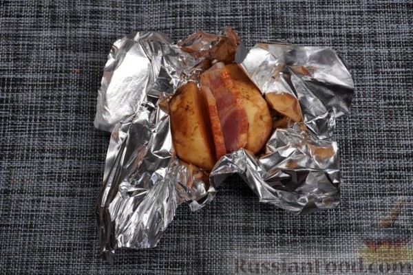 Картошка с копчёным беконом в фольге (на углях)