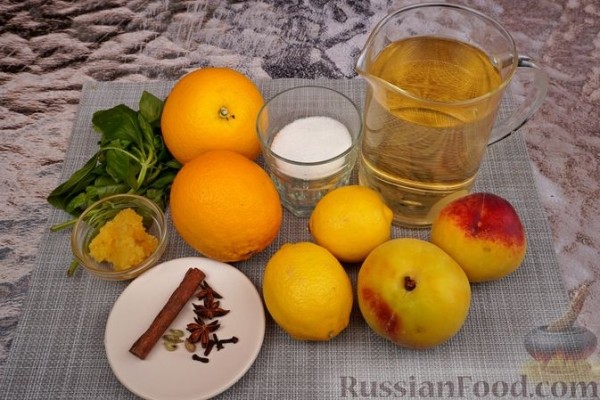 Глинтвейн из белого вина с персиками, апельсинами и лимонами