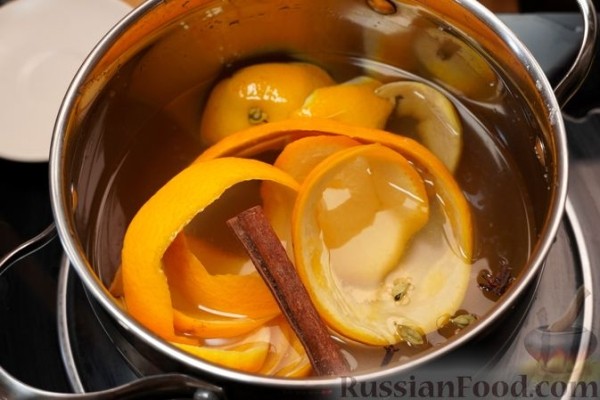 Глинтвейн из белого вина с персиками, апельсинами и лимонами