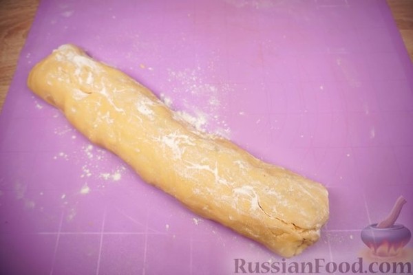 Штрудель с яблоками, изюмом и орехами