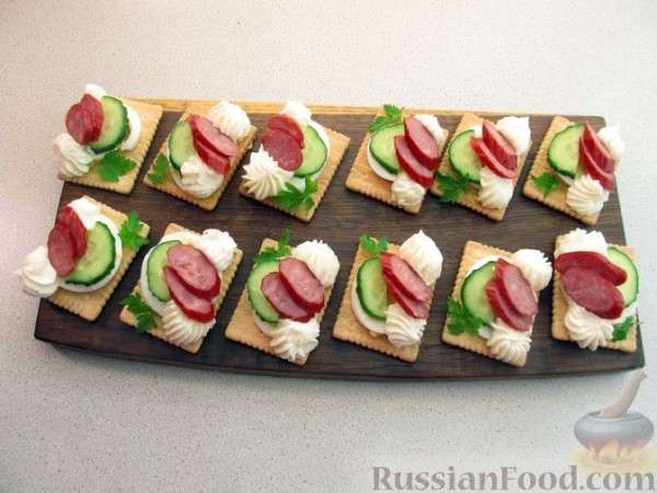 Канапе с огурцами, яйцами и колбасой
