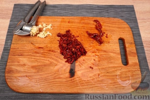 Закуска из запечённых баклажанов, вяленых томатов, тахини и феты, с питой