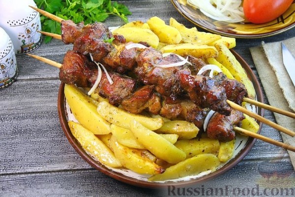 Шашлык из свиной шеи в духовке (с картофелем)