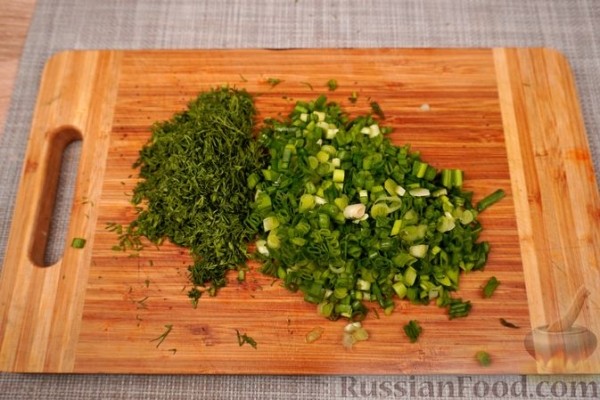 Салат из огурцов с орехами, чесноком и сметаной