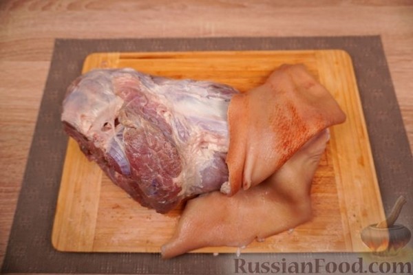 Свиная рулька, тушенная в вине, с медовой глазурью