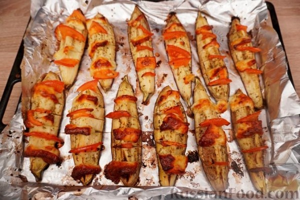 Запечённые баклажаны с помидорами и сыром