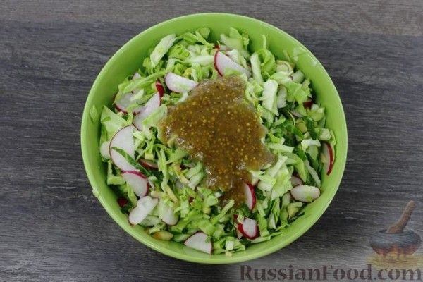 Салат из капусты с редиской и яблоками