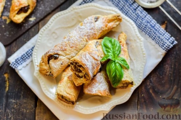 Рулетики из слоёного теста, с сухофруктами и орехами