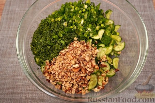 Салат из огурцов с орехами, чесноком и сметаной