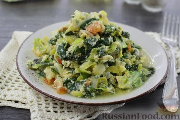 Тушёная капуста со шпинатом и яйцами