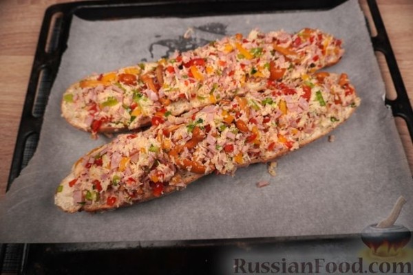 Польский горячий бутерброд с грибами, ветчиной и кукурузой