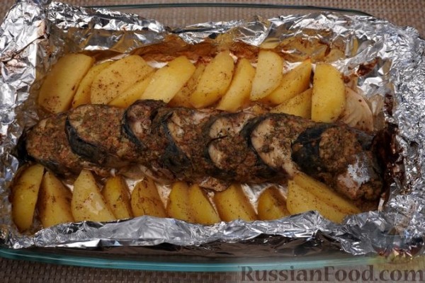 Скумбрия в горчично-сметанном маринаде, запечённая с картофелем