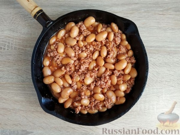 Фасоль в томатном соусе, тушенная с фаршем (на сковороде)