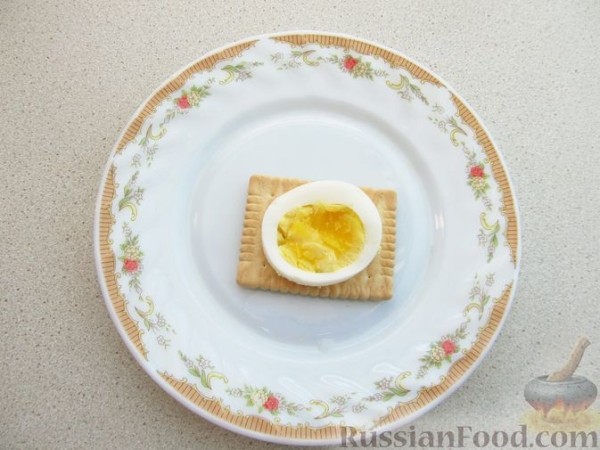 Канапе с огурцами, яйцами и колбасой
