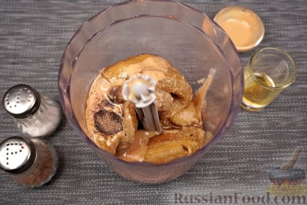 Закуска из запечённых баклажанов, вяленых томатов, тахини и феты, с питой