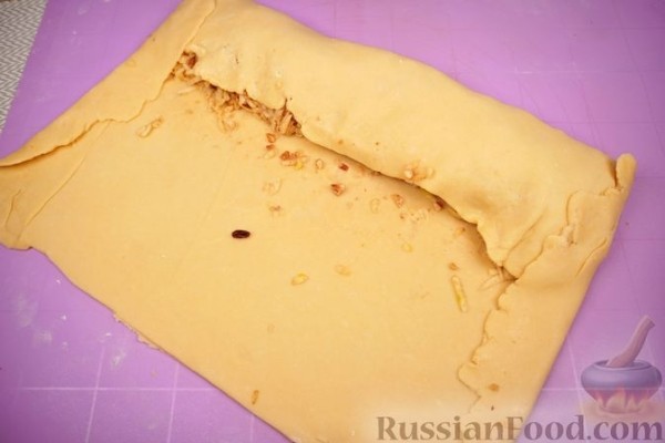 Штрудель с яблоками, изюмом и орехами