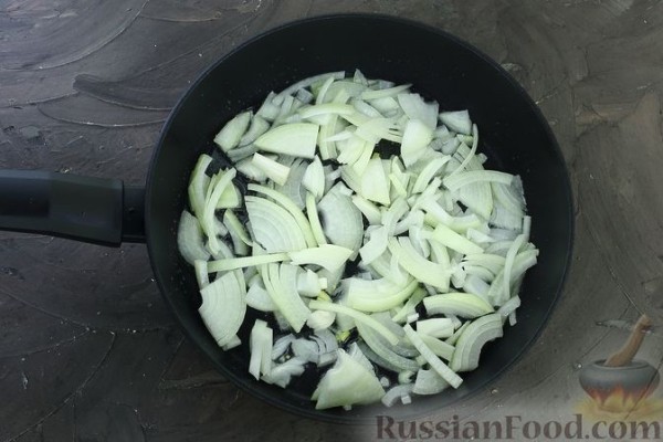 Свинина со стручковой фасолью, зелёным горошком и соевым соусом