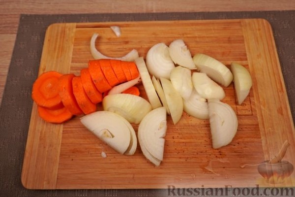 Свиная рулька, тушенная в вине, с медовой глазурью