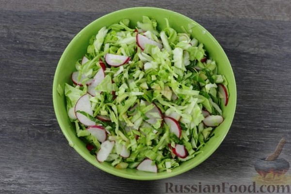 Салат из капусты с редиской и яблоками