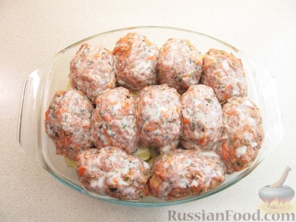 Котлеты, запечённые с картофелем в молочном соусе, с сыром