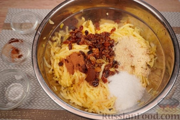 Штрудель с яблоками, изюмом и орехами
